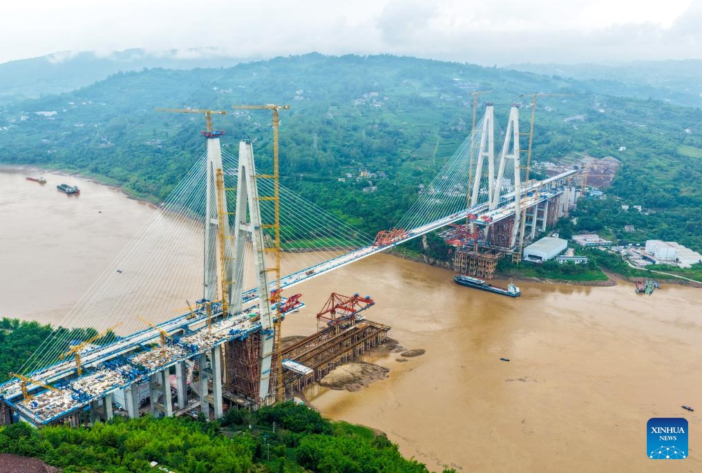 An aerial drone photo taken on May 27, 2026 shows the construction site of the Shituo Yangtze River Bridge along the Chongqing-Wanzhou High-Speed Railway in Chongqing, southwest China. The deck of railway line of the Shituo Yangtze River Bridge successfully completed closure on Wednesday. The bridge has a total length of 1,416.9 meters, with the main bridge spanning 1,056 meters. The deck of the highway lanes is scheduled to be closed by the end of this year. (Photo: Xinhua)