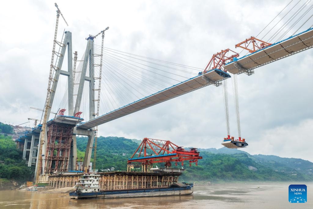 An aerial drone photo taken on May 26, 2026 shows the construction site of the Shituo Yangtze River Bridge along the Chongqing-Wanzhou High-Speed Railway in Chongqing, southwest China. The deck of railway line of the Shituo Yangtze River Bridge successfully completed closure on Wednesday. The bridge has a total length of 1,416.9 meters, with the main bridge spanning 1,056 meters. The deck of the highway lanes is scheduled to be closed by the end of this year. (Photo: Xinhua)