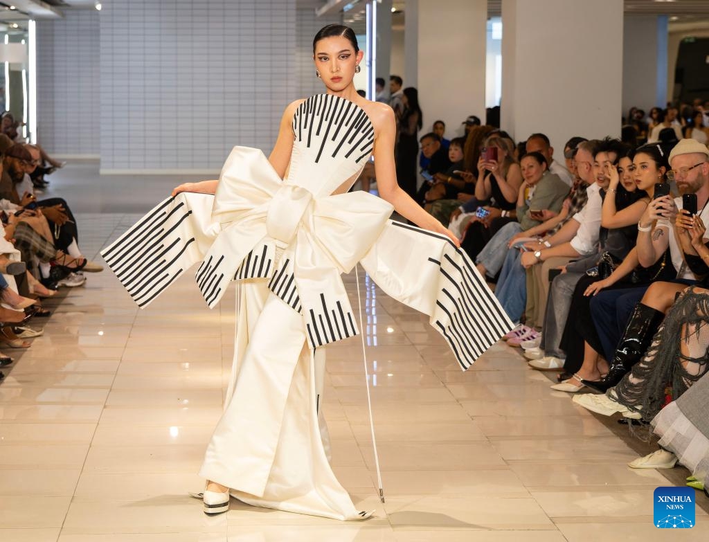 A model presents a creation at the Fashion Art Toronto's Fashion Week Spring/Summer 2026 in Toronto, Canada, on May 25, 2026. The annual event kicked off here on Monday and will last until May 31. (Photo: Xinhua)