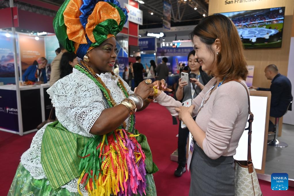 A staff member interacts with a visitor at the booth of Brazil at ITB China 2026 in Shanghai, east China, May 26, 2026. The three-day ITB China, a travel trade show focusing on the Chinese travel market, kicked off here on Tuesday in Shanghai, with over 900 tourism institutions and enterprises from 85 countries and regions participating. (Photo: Xinhua)