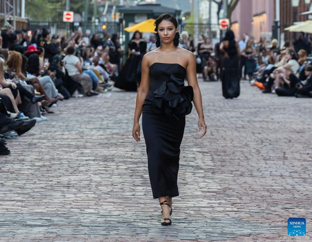 A model presents a creation on a pedestrian street during the Fashion Art Toronto's Fashion Week Spring/Summer 2026 in Toronto, Canada, on May 26, 2026. (Photo: Xinhua)