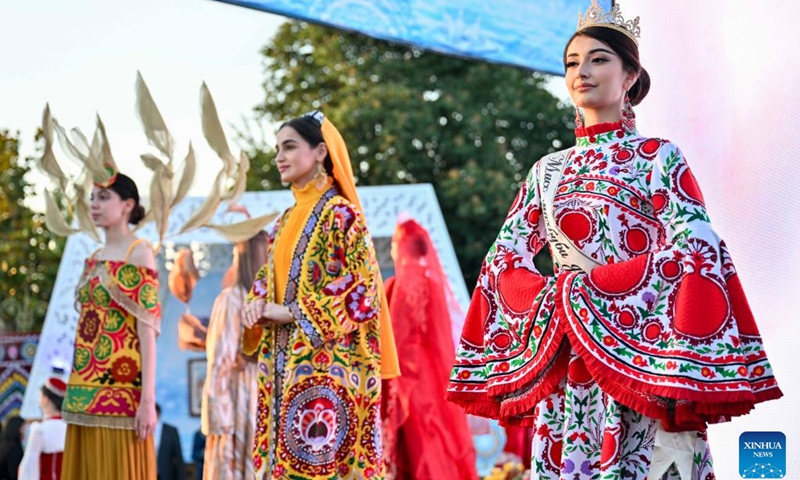 Models present Tajik traditional costumes at a Tajik traditional costume show in Dushanbe, Tajikistan, May 25, 2026. (Photo: Xinhua)