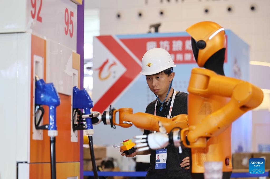 A staff member of the 2026 World Intelligent Industry Expo arranges exhibits at the National Convention and Exhibition Center (Tianjin) in north China's Tianjin Municipality, May 26, 2026. The 2026 World Intelligent Industry Expo will be held in Tianjin from May 28 to 31. (Photo: Xinhua)
