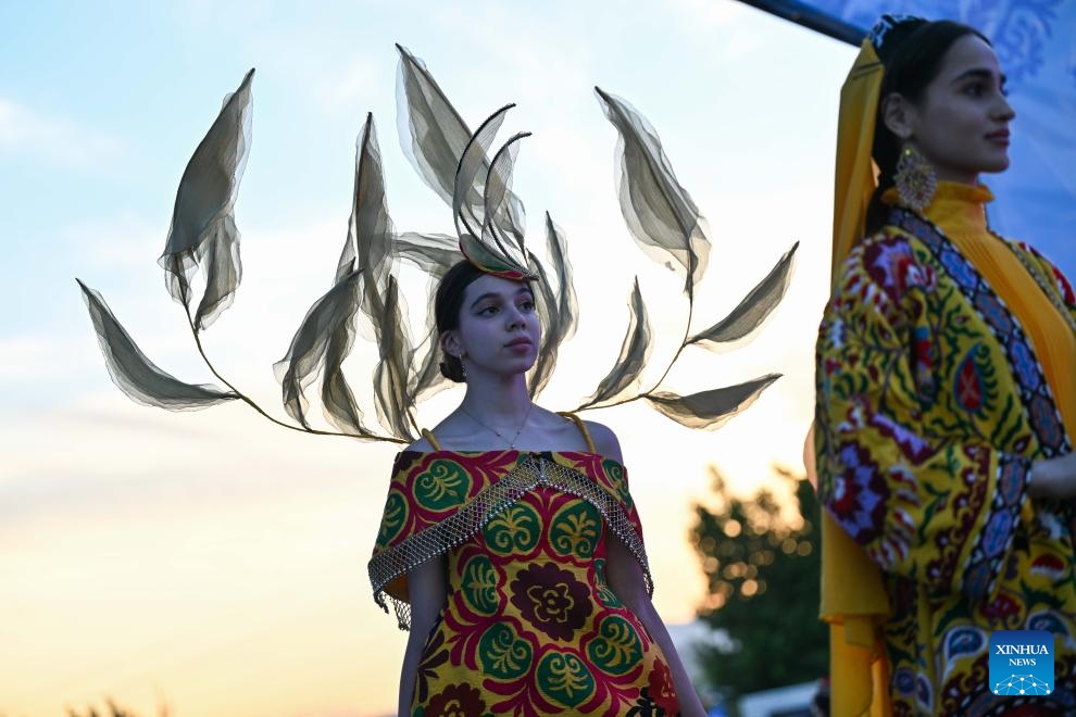 Models present Tajik traditional costumes at a Tajik traditional costume show in Dushanbe, Tajikistan, May 25, 2026. (Photo: Xinhua)