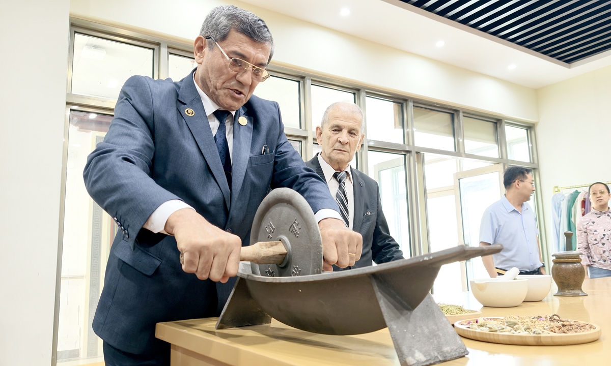 Members of a medical delegation from Uzbekistan try grinding traditional Chinese medicine (TCM) herbs at a TCM culture museum in Luoyang, Henan Province, on May 26, 2026.
Photo: VCG