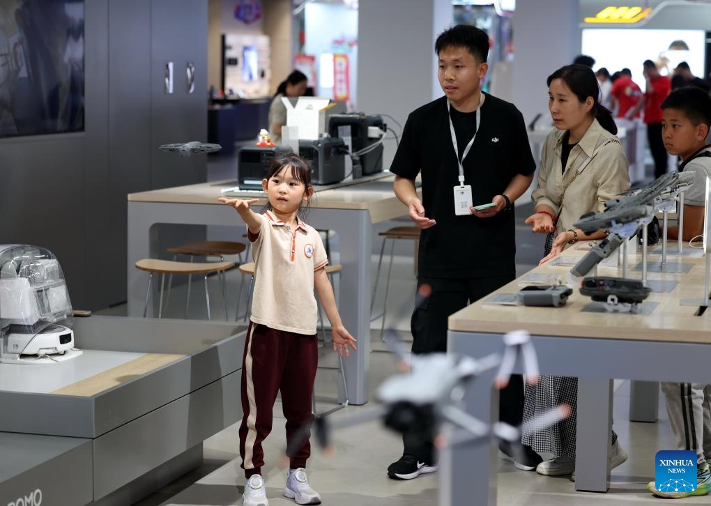 Customers choose electronic products in a shopping mall in Shijiazhuang, north China's Hebei Province, May 22, 2026. Shijiazhuang has been boosting its nighttime economy to unlock the local consumption potential. The city has integrated cross-sector resources in commerce, culture, tourism and sports to diversify nighttime consumption scenarios and improve service quality. (Photo: Xinhua)