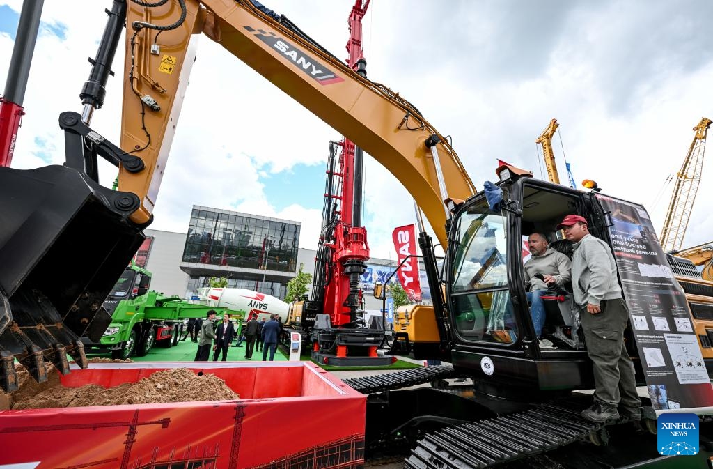 A visitor (L) experiences a Chinese-made construction machine during the International Trade Fair for Construction Equipment and Technologies (CTT Expo) in Moscow, Russia, May 26, 2026. The CTT Expo 2026 kicked off here on Tuesday and will last until May 29. (Photo: Xinhua)
