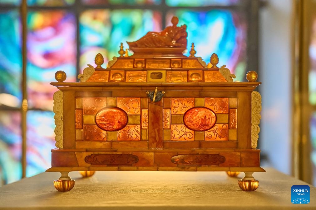 This photo taken on May 25, 2026 shows an amber artwork at the Amber Museum in Kaliningrad, Russia. Kaliningrad is a major amber-producing region in the world. The Amber Museum here houses a large number of exquisite pieces that comprehensively showcase the unique charm of amber. (Photo: Xinhua)