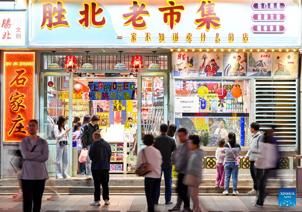 Tourists visit a pedestrian street in Shijiazhuang, north China's Hebei Province, May 22, 2026. Shijiazhuang has been boosting its nighttime economy to unlock the local consumption potential. The city has integrated cross-sector resources in commerce, culture, tourism and sports to diversify nighttime consumption scenarios and improve service quality. (Photo: Xinhua)