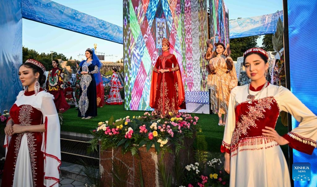 Models present Tajik traditional costumes at a Tajik traditional costume show in Dushanbe, Tajikistan, May 25, 2026. (Photo: Xinhua)