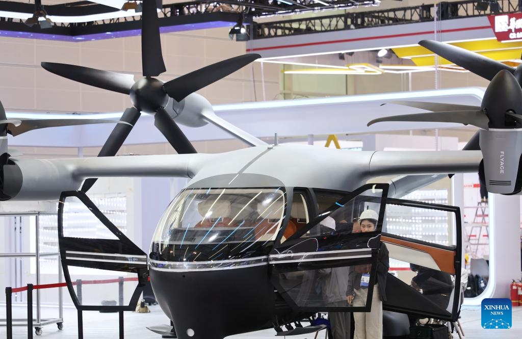 Staff members of the 2026 World Intelligent Industry Expo arrange exhibits at the National Convention and Exhibition Center (Tianjin) in north China's Tianjin Municipality, May 26, 2026. The 2026 World Intelligent Industry Expo will be held in Tianjin from May 28 to 31. (Photo: Xinhua)