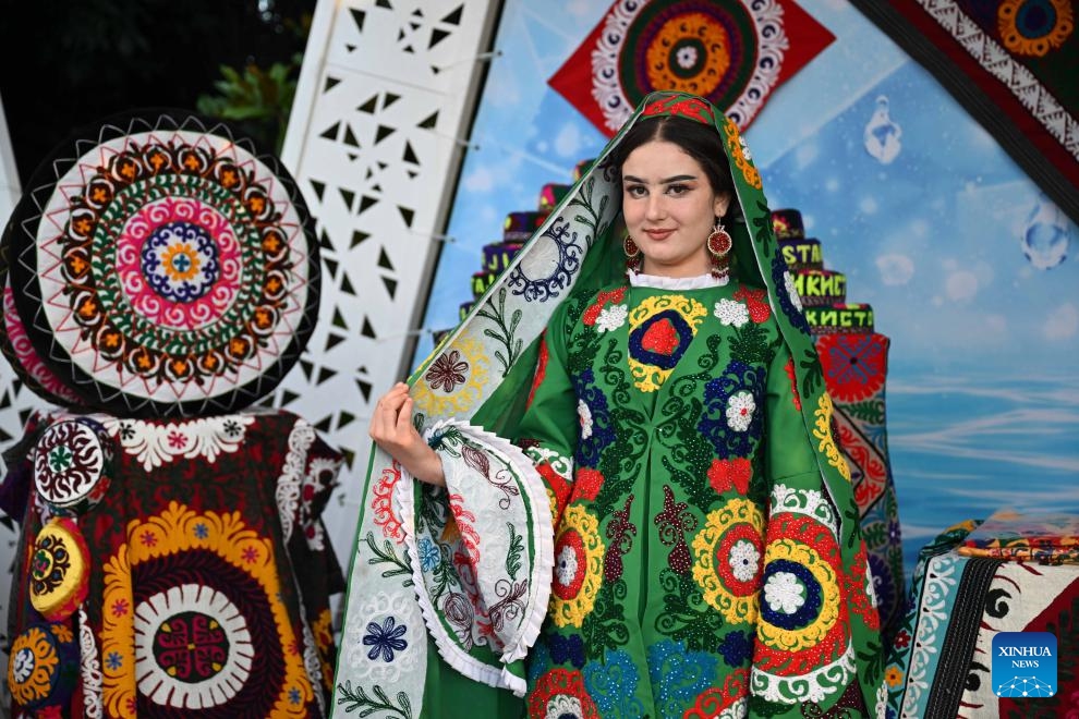 A model presents a Tajik traditional costume at a Tajik traditional costume show in Dushanbe, Tajikistan, May 25, 2026. (Photo: Xinhua)