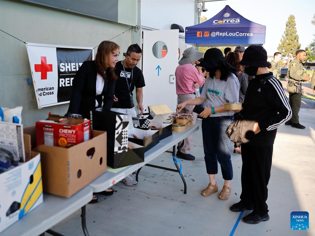 Evacuees receive food at the entrance to an emergency shelter in Fountain Valley, Orange County, California, the United States, on May 24, 2026. California authorities said on Sunday that a potential crack was found in a damaged industrial tank containing volatile chemicals in Orange County as emergency crews raced to prevent the tank from rupturing or exploding. (Photo: Xinhua)