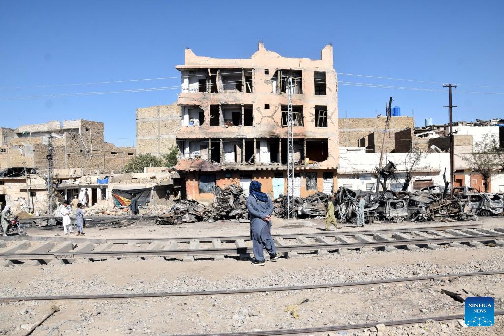 Locals are pictured at the site of a suicide blast in Quetta, Balochistan province, Pakistan, on May 25, 2026. The death toll from a suicide blast targeting a passenger train in Pakistan's southwestern Balochistan province has risen to 47, including 20 soldiers, while 98 others were injured, rescue officials said on Monday. (Photo: Xinhua)


