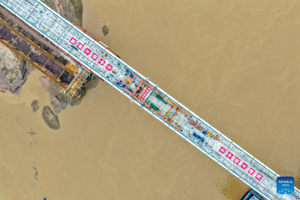 An aerial drone photo taken on May 27, 2026 shows the construction site of the Shituo Yangtze River Bridge along the Chongqing-Wanzhou High-Speed Railway in Chongqing, southwest China. The deck of railway line of the Shituo Yangtze River Bridge successfully completed closure on Wednesday. The bridge has a total length of 1,416.9 meters, with the main bridge spanning 1,056 meters. The deck of the highway lanes is scheduled to be closed by the end of this year. (Photo: Xinhua)