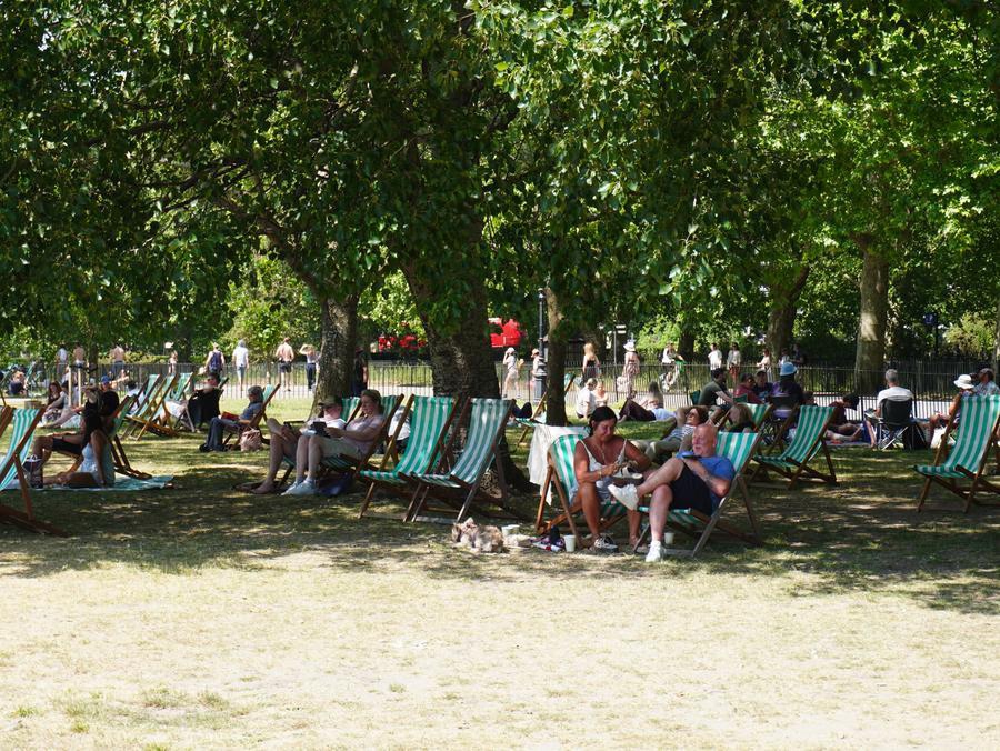 People seek shade beneath trees at Hyde Park in London, Britain, May 25, 2026. (Photo: Xinhua)