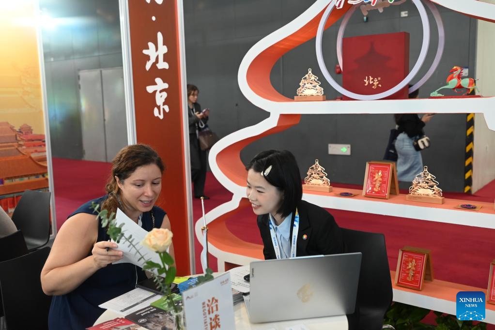 An exhibitor talks with a visitor at the booth of China's capital city Beijing at ITB China 2026 in Shanghai, east China, May 26, 2026. The three-day ITB China, a travel trade show focusing on the Chinese travel market, kicked off here on Tuesday in Shanghai, with over 900 tourism institutions and enterprises from 85 countries and regions participating. (Photo: Xinhua)