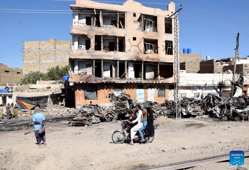 Locals are pictured at the site of a suicide blast in Quetta, Balochistan province, Pakistan, on May 25, 2026. The death toll from a suicide blast targeting a passenger train in Pakistan's southwestern Balochistan province has risen to 47, including 20 soldiers, while 98 others were injured, rescue officials said on Monday. (Photo: Xinhua)

