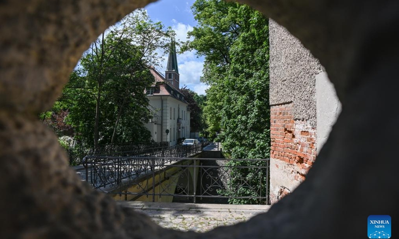 This photo shows a view along the Lyna River in Olsztyn, Poland, May 26, 2026. The city is known for its lakes and natural scenery. (Photo: Xinhua)