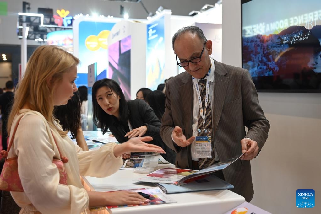 An exhibitor introduces local cultural and tourism activities to a visitor at the booth of Greece at ITB China 2026 in Shanghai, east China, May 26, 2026. The three-day ITB China, a travel trade show focusing on the Chinese travel market, kicked off here on Tuesday in Shanghai, with over 900 tourism institutions and enterprises from 85 countries and regions participating. (Photo: Xinhua)