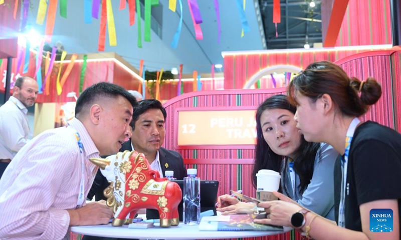 Visitors negotiate with exhibitors at the booth of Peru at ITB China 2026 in Shanghai, east China, May 26, 2026. The three-day ITB China, a travel trade show focusing on the Chinese travel market, kicked off here on Tuesday in Shanghai, with over 900 tourism institutions and enterprises from 85 countries and regions participating. (Photo: Xinhua)