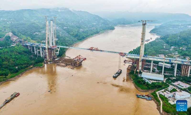 An aerial drone photo taken on May 27, 2026 shows the construction site of the Shituo Yangtze River Bridge along the Chongqing-Wanzhou High-Speed Railway in Chongqing, southwest China. The deck of railway line of the Shituo Yangtze River Bridge successfully completed closure on Wednesday. The bridge has a total length of 1,416.9 meters, with the main bridge spanning 1,056 meters. The deck of the highway lanes is scheduled to be closed by the end of this year. (Photo: Xinhua)