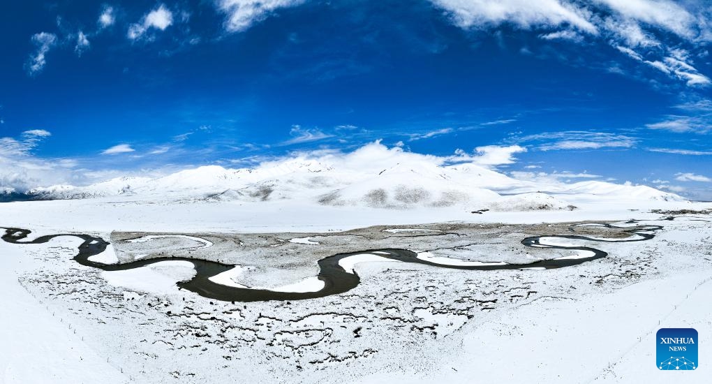 A panoramic drone photo taken on May 27, 2026 shows snow scenery of Qiangtang grassland in Nagqu City, southwest China's Xizang Autonomous Region. (Photo: Xinhua)