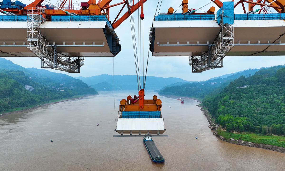 Workers put into place the final piece of the Shituo Yangtze River Bridge along the Chongqing-Wanzhou high-speed railway on May 27, 2026, marking the completion of all 149 bridges along the line. Photo: VCG