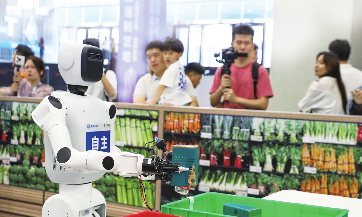 A robot demonstrates shelf-stocking skills at an embodied robotics competition in Hangzhou, East China's Zhejiang Province, on May 15, 2026. Photo: VCG