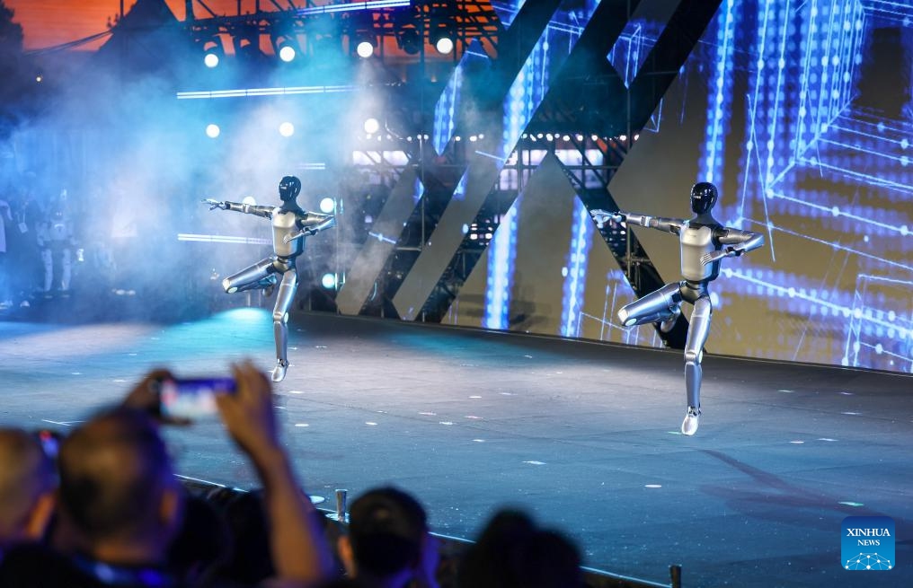 People enjoy a performance staged by robots in Tianjin, north China, on May 28, 2026. The robot carnival, a session of the World Intelligence Expo 2026, was held at the Tianjin cultural center on Thursday. A series of events, including a robot exhibition, a robotics competition and a robot stage show, give the audience a glimpse of technology and smart living. (Xinhua/Sun Fanyue)