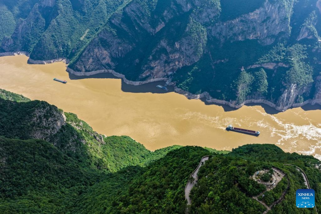 An aerial drone photo taken on May 30, 2026 shows ships sailing through the Wuxia Gorge along the Yangtze River in Wushan County, southwest China's Chongqing Municipality. (Photo: Xinhua)