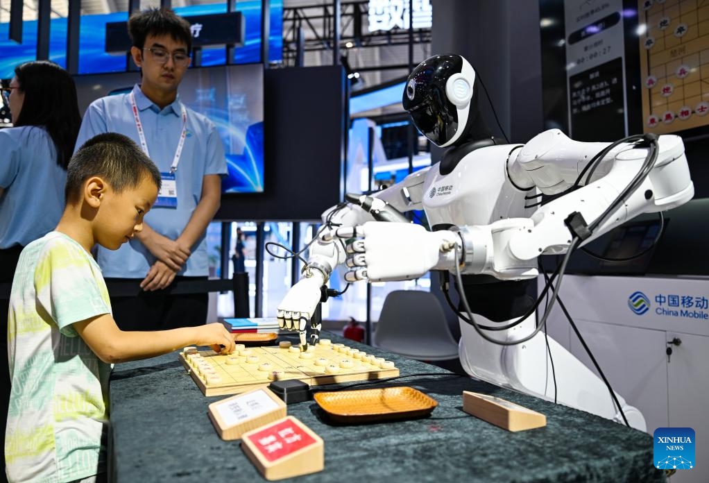 A child plays Xiangqi, a traditional Chinese board game also known as the Chinese chess, with a humanoid robot at the World Intelligence Expo 2026 in Tianjin, north China, May 30, 2026. The World Intelligence Expo 2026 opened to the public here on Saturday. The expo brings together over 700 exhibitors to showcase cutting-edge technologies, products and application scenarios in the field of artificial intelligence (AI). (Photo: Xinhua)