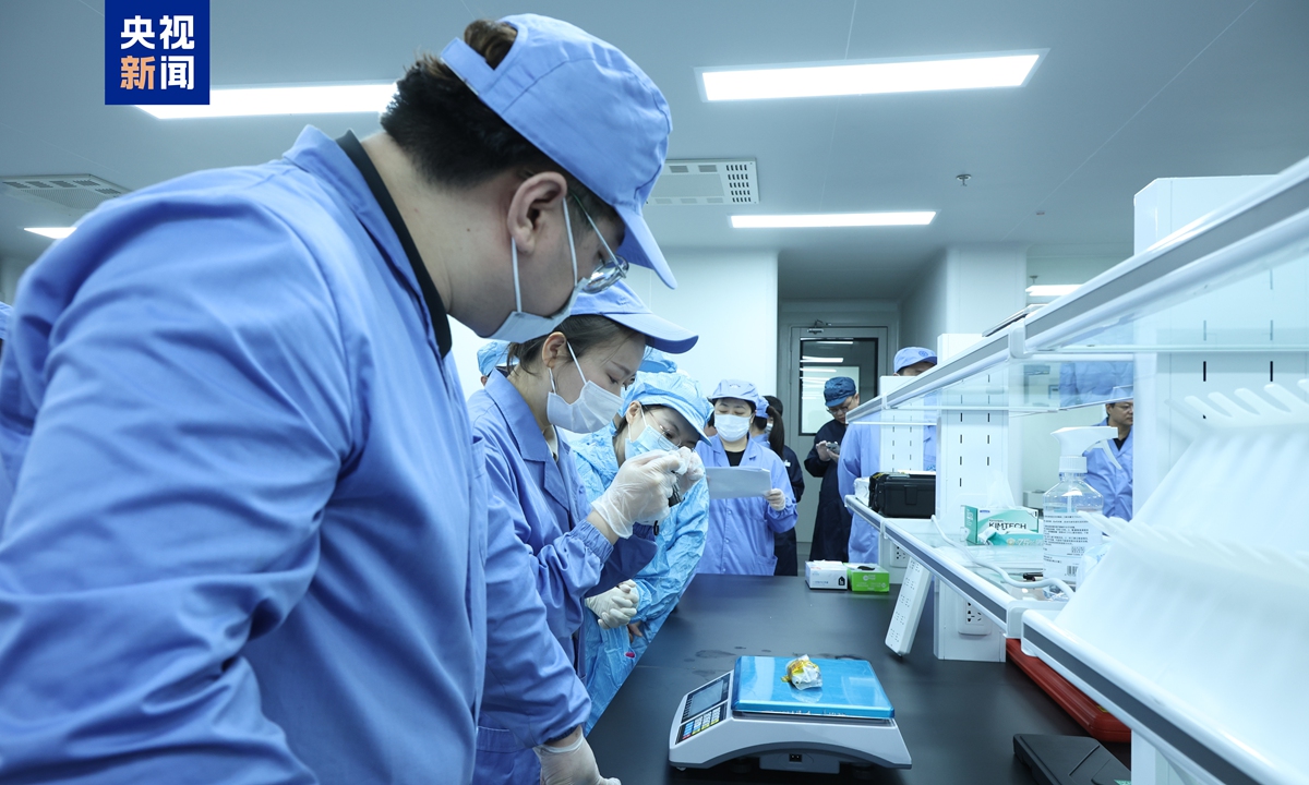 Scientists check the condition of experiment samples returned abroad Shenzhou-22 spacecraft. Photo: CCTV News