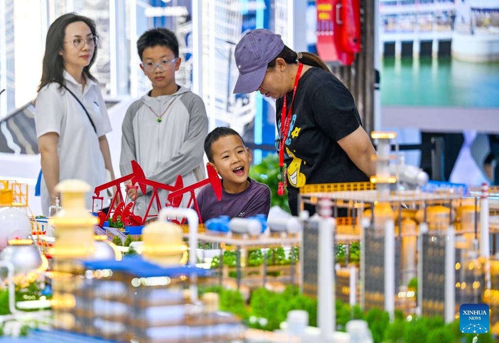 Visitors are pictured at the World Intelligence Expo 2026 in Tianjin, north China, May 30, 2026. The World Intelligence Expo 2026 opened to the public here on Saturday. The expo brings together over 700 exhibitors to showcase cutting-edge technologies, products and application scenarios in the field of artificial intelligence (AI). (Photo: Xinhua)