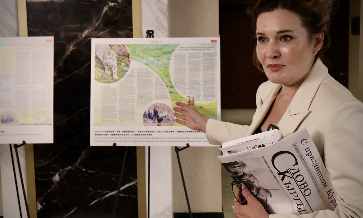 Elena Zholobova, Editor-in-Chief of Kyrgyz newspaper Slovo Kyrgyzstana, views a photo at the exhibition in Bishkek, on May 27, 2026. Photo: Lin Xiaoyi/GT