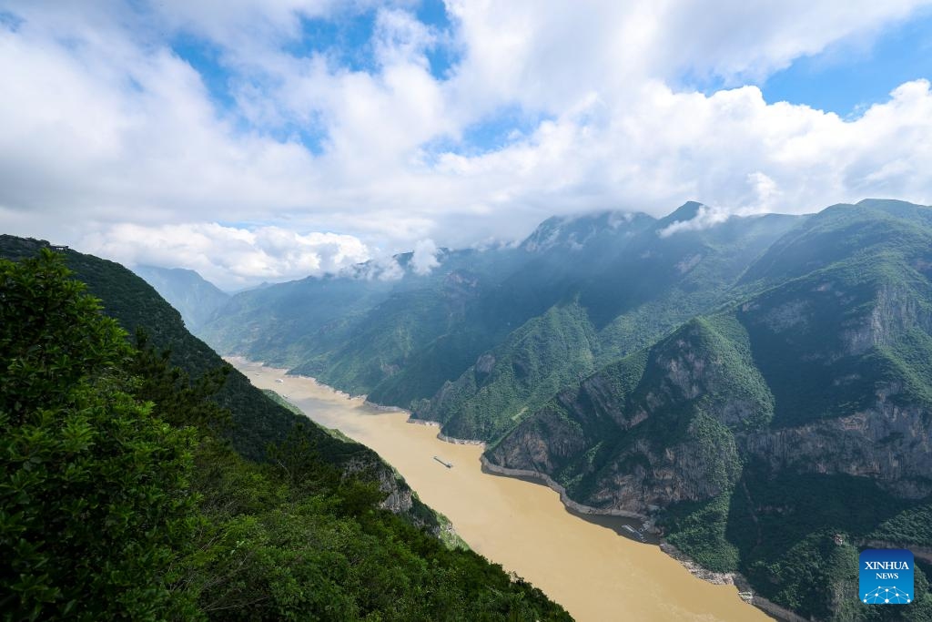 A ship sails through the Wuxia Gorge along the Yangtze River in Wushan County, southwest China's Chongqing Municipality, May 30, 2026. (Photo: Xinhua)