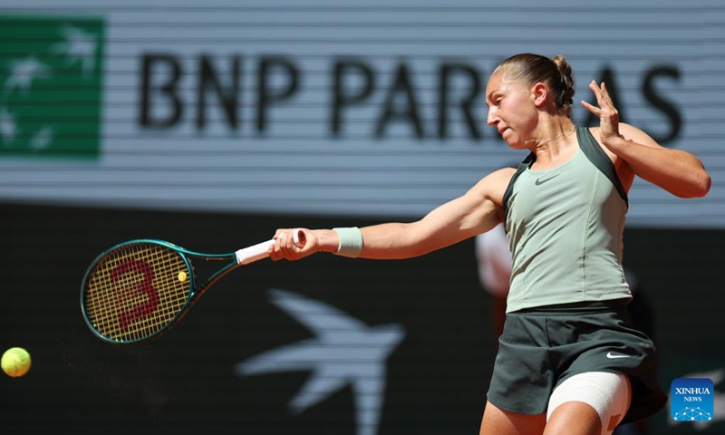 Diane Parry hits a return during the women's singles third round match between Diane Parry of France and Amanda Anisimova of the United States at the French Open tennis tournament at Roland Garros, Paris, France, May 30, 2026. Photo: Xinhua