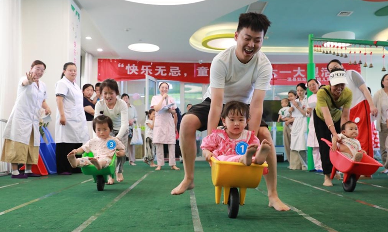 Children and their parents play games during an early education class in Wenxian County, Jiaozuo City of central China's Henan Province, May 30, 2026. Various events are held across the country to celebrate the upcoming International Children's Day. (Photo by Huang Fuxing/Xinhua)