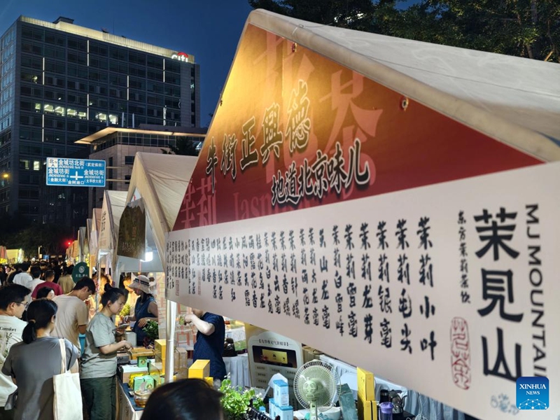 People purchase goods during a tea fair in the Financial Street community of Beijing, capital of China, May 30, 2026. The event is held from May 28 to 31 in Xicheng District of Beijing. (Xinhua/Xing Guangli)