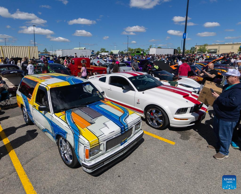 People visit the 2026 Hot Wheels Legends tour in Oakville, the Greater Toronto Area, Canada, on May 30, 2026. The Toronto stop of the yearly global custom car competition was held here on Saturday. (Photo by Zou Zheng/Xinhua)
