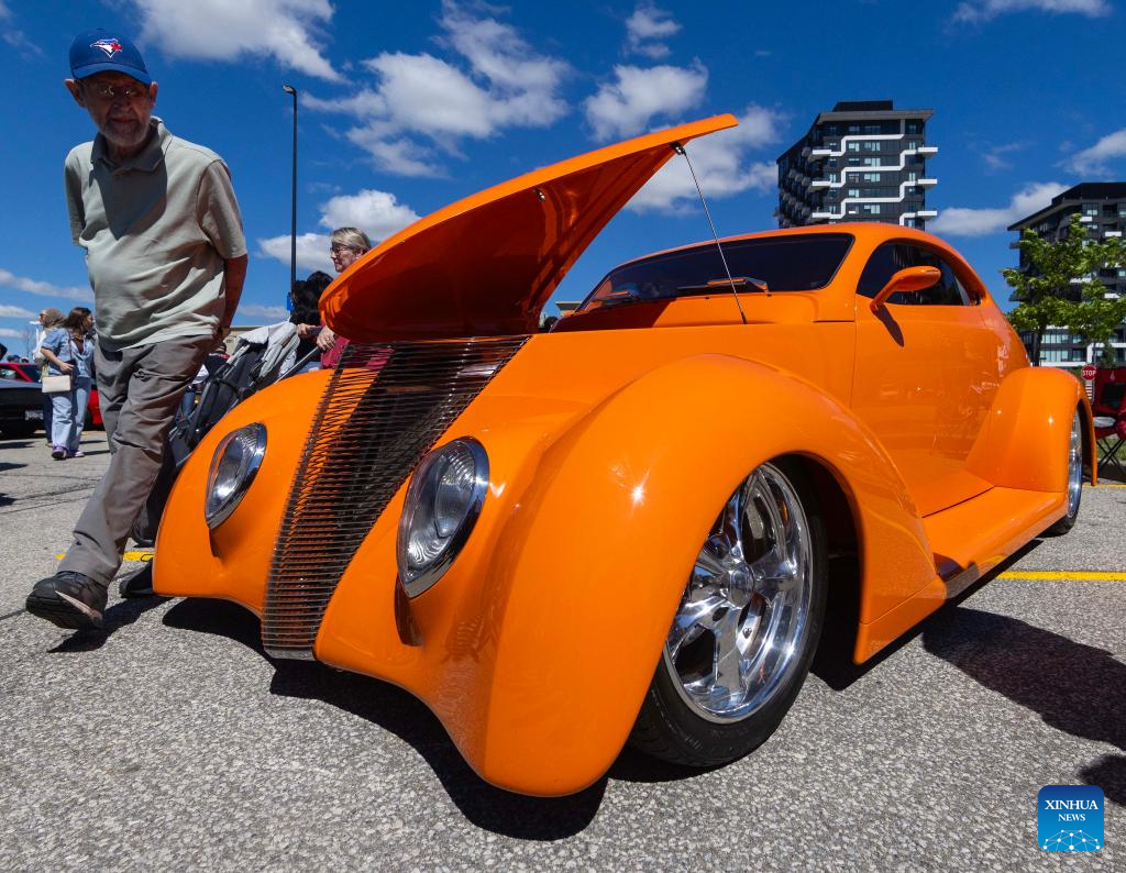 A man looks at a custom car at the 2026 Hot Wheels Legends tour in Oakville, the Greater Toronto Area, Canada, on May 30, 2026. The Toronto stop of the yearly global custom car competition was held here on Saturday. (Photo by Zou Zheng/Xinhua)