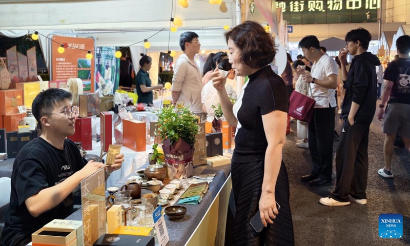 People purchase tea during a tea fair in the Financial Street community of Beijing, capital of China, May 30, 2026. The event is held from May 28 to 31 in Xicheng District of Beijing. (Xinhua/Xing Guangli)