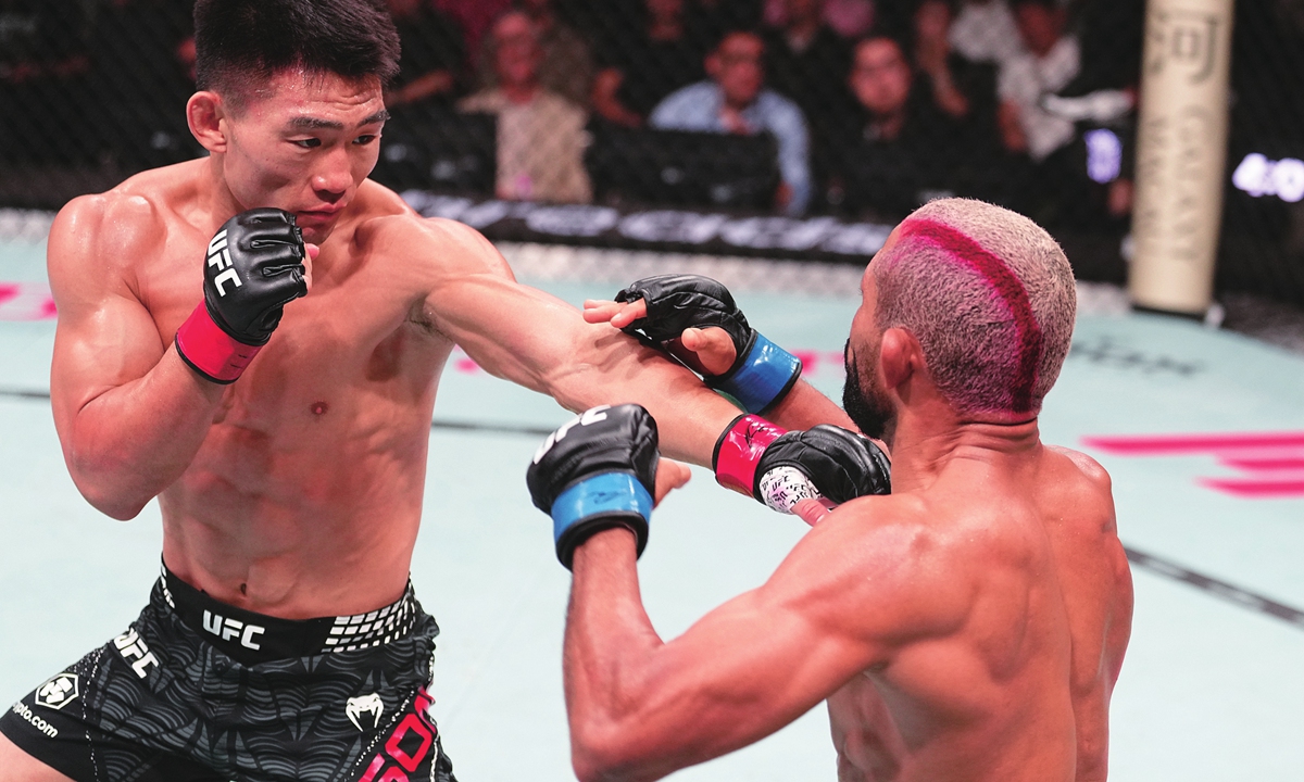 Chinese fighter Song Yadong competes with Deiveson Figueiredo of Brazil during a UFC event in Macao on May 30, 2026. Photos: VCG