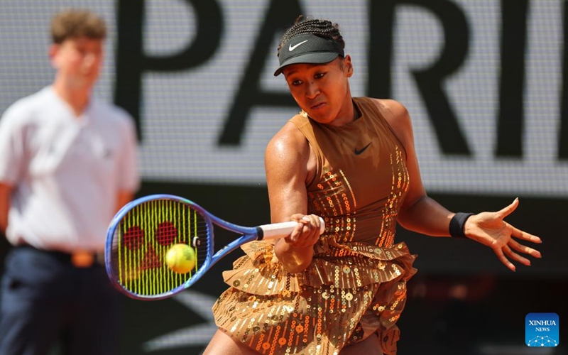 Osaka Naomi hits a return during the women's singles third round match between Osaka Naomi of Japan and Iva Jovic of the United States at the French Open tennis tournament at Roland Garros, Paris, France, May 30, 2026. Photo: Xinhua