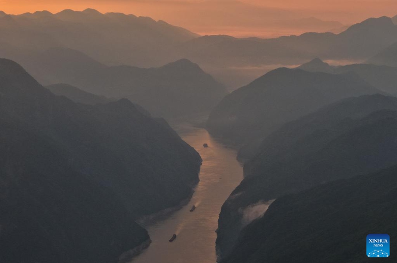 An aerial drone photo taken on May 31, 2026 shows ships sailing through the Wuxia Gorge along the Yangtze River at dawn, in Wushan County, southwest China's Chongqing Municipality. (Xinhua/Huang Wei)