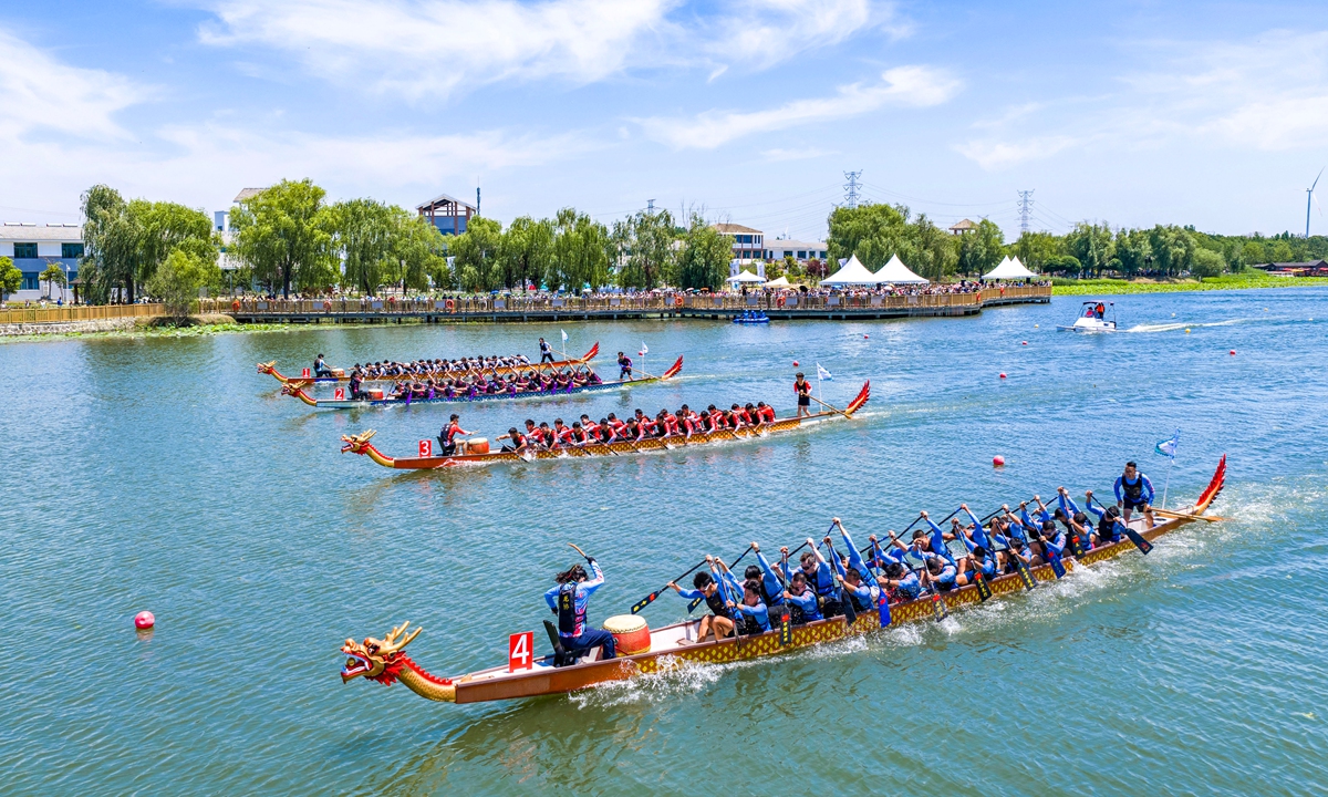 Dragon boat teams compete during the 2026 Gaoyou Dragon Boat Race at Qingshuitan Wetland Park in Gaoyou, a county-level city of Yangzhou, East China's Jiangsu Province, on May 31, 2026. Photo: VCG