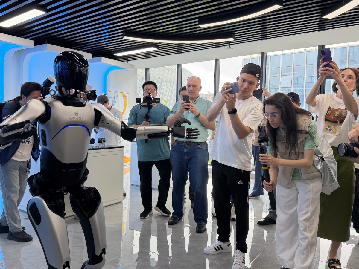 Foreign reporters are greeted by a humanoid robot in Wuxi, East China's Jiangsu Province, on May 26, 2026. Photo: Zhang Weilan/GT