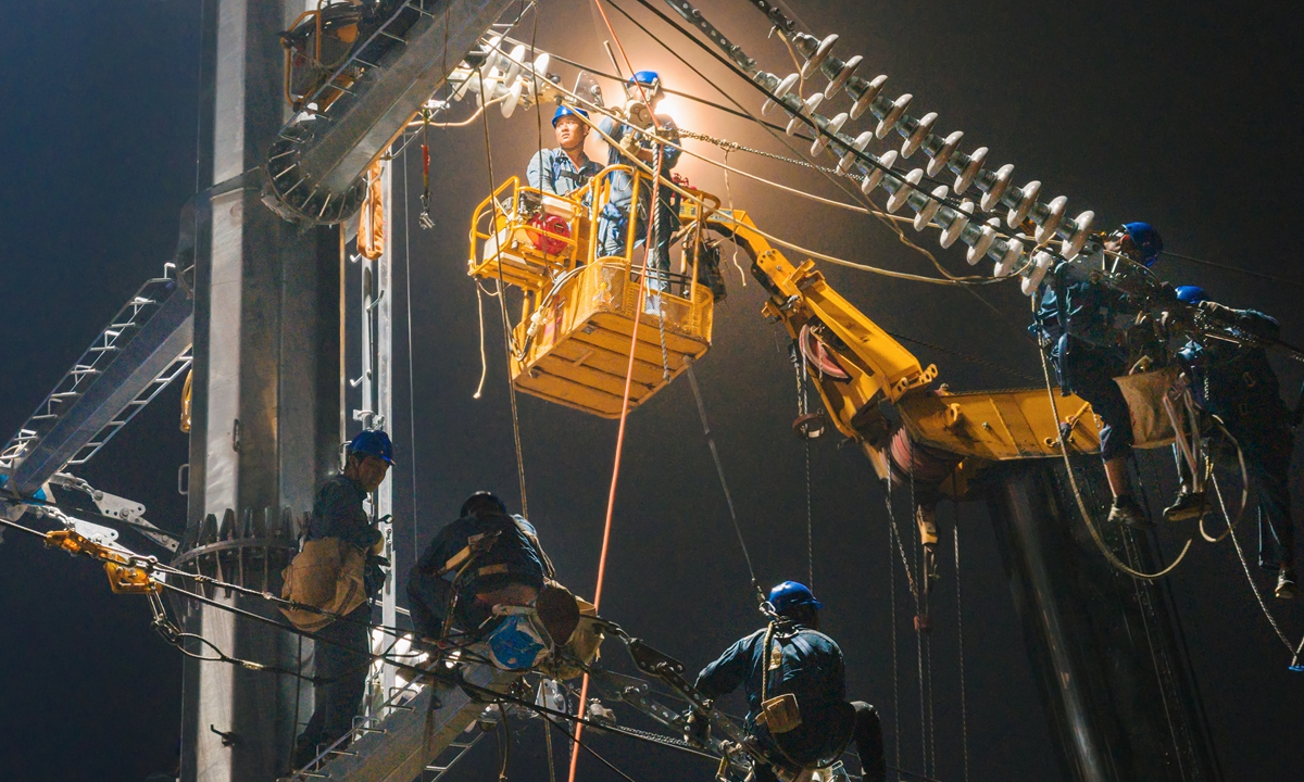 Staff from the Ma'anshan branch of State Grid carry out a relocation and reconstruction operation on a transmission line crossing the Ning'an High-Speed Railway and the Ningwu Expressway in Ma'anshan, East China's Anhui Province, on May 31, 2026. The move aims to facilitate the construction of the high-speed railway connecting Chaohu and Ma'anshan. Photo: VCG
