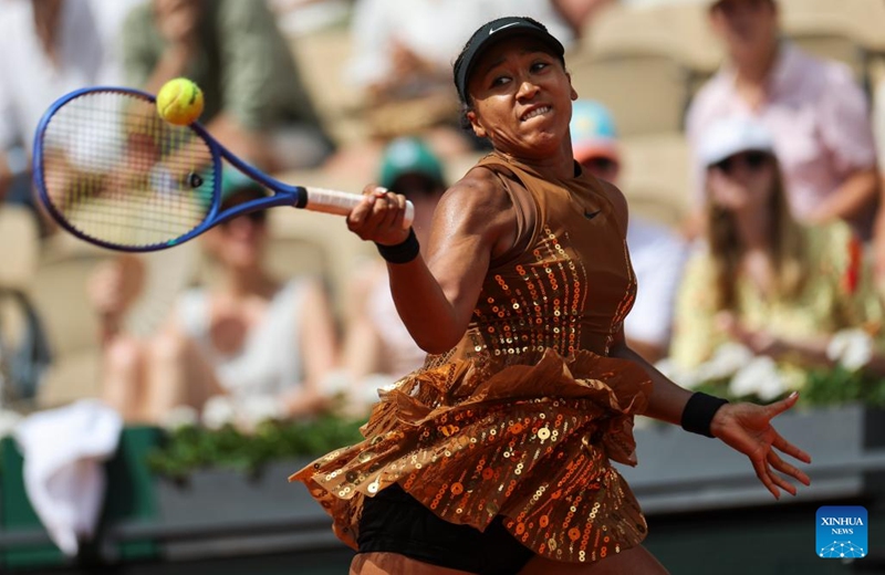 Osaka Naomi hits a return during the women's singles third round match between Osaka Naomi of Japan and Iva Jovic of the United States at the French Open tennis tournament at Roland Garros, Paris, France, May 30, 2026. Photo: Xinhua