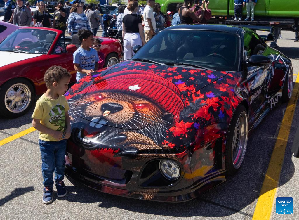 Children look at a custom car at the 2026 Hot Wheels Legends tour in Oakville, the Greater Toronto Area, Canada, on May 30, 2026. The Toronto stop of the yearly global custom car competition was held here on Saturday. (Photo by Zou Zheng/Xinhua)